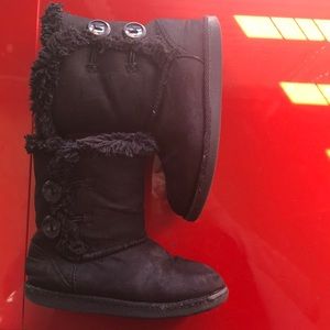 Girls fur boots with buttons